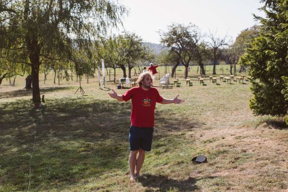 Verpartnerung mit Hippie-Vibe, umgeben von Tieren