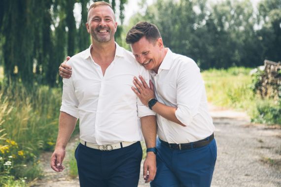 Sommerliebe & Südsee-Vibes – Hochzeit von Arthur & Florian im Meierhof Ulrichskirchen