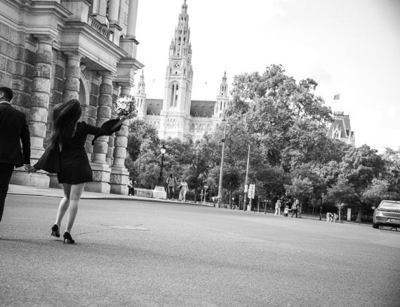 Elegantes Verlobungsshooting mit Melissa und Benny im wunderschönen Wien – Magische Momente an Burgtheater, Theseustempel und Volksgarten