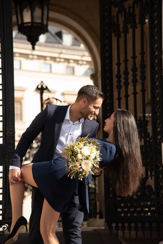 Elegantes Verlobungsshooting mit Melissa und Benny im wunderschönen Wien – Magische Momente an Burgtheater, Theseustempel und Volksgarten