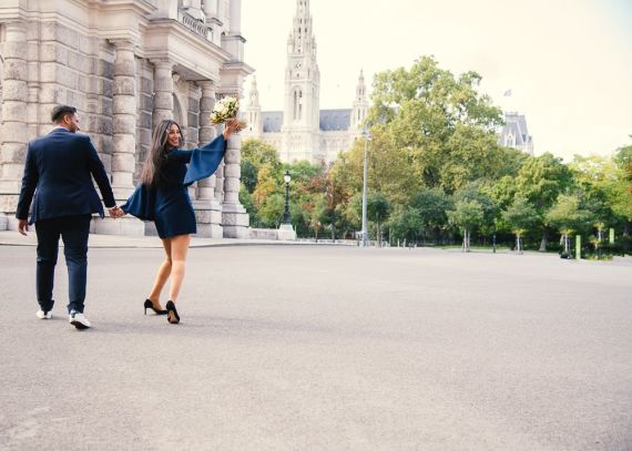 Elegantes Verlobungsshooting mit Melissa und Benny im wunderschönen Wien – Magische Momente an Burgtheater, Theseustempel und Volksgarten