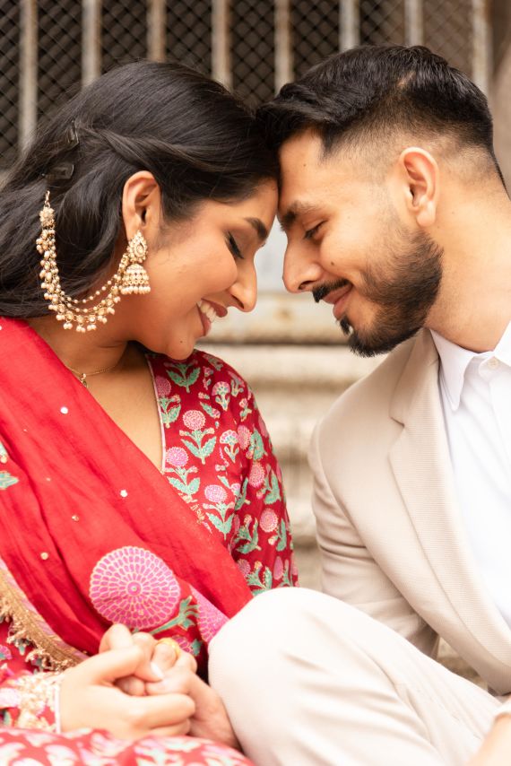 Farben, Rituale und Liebe – Eine indische Verlobungsfeier
