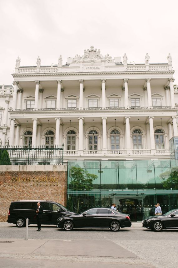 Märchenhafte Hochzeit im Palais Coburg: Luxus, Limousinen & Kutschfahrt durch Schönbrunn