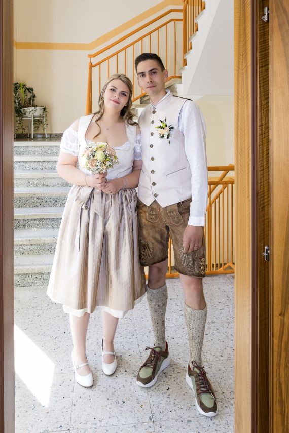 Ein Hoch auf die Liebe: Traditionelle Traumhochzeit am Mariahilfsberg – Ein Tag voller Herz und Humor