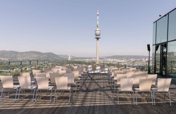 Liebe in luftiger Höhe: LGBTQ-Hochzeit in der Wolke 21 auf 75 Metern über Wien