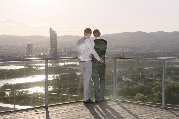 Liebe in luftiger Höhe: LGBTQ-Hochzeit in der Wolke 21 auf 75 Metern über Wien