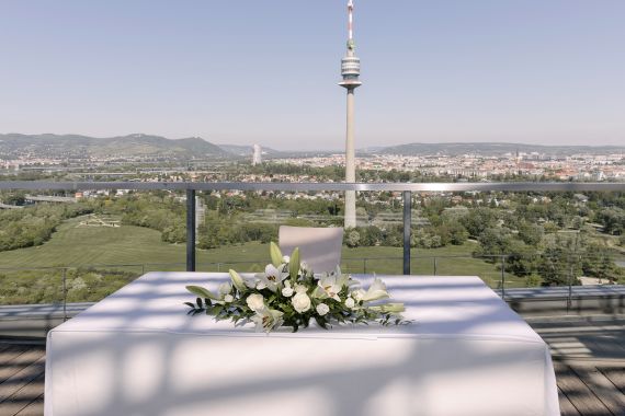 Liebe in luftiger Höhe: LGBTQ-Hochzeit in der Wolke 21 auf 75 Metern über Wien
