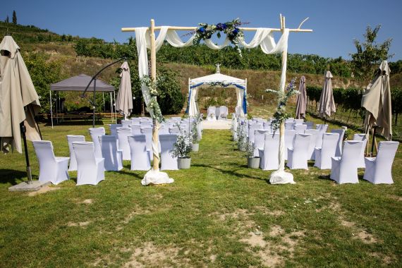 Himmlische Sommerhochzeit: Wenn Tradition und Glaube am Weinberg des Weingut Hermann Moser aufeinandertreffen