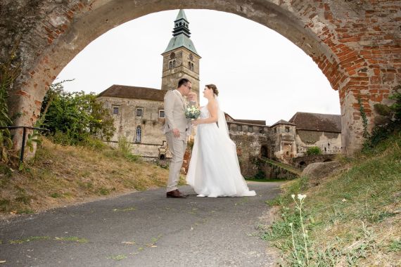 Klassisch Romantische Hochzeit auf Burg Güssing: Perfekte Kombination aus Standesamtlicher und Kirchlicher Trauung