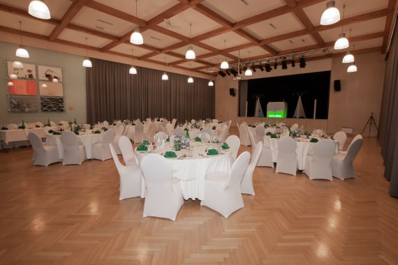 Liebe, die wie die Donau fließt: Vintage-Hochzeit im Donauhof Zwentendorf