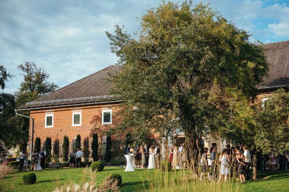 Fröhliche Outdoor-Hochzeit mit kirchlicher Trauung im Stift St. Florian 