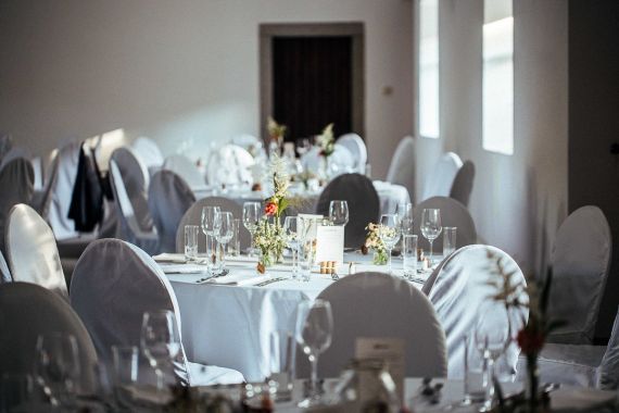 Fröhliche Outdoor-Hochzeit mit kirchlicher Trauung im Stift St. Florian 