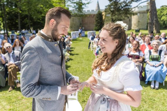 Romantische Trachtenhochzeit  vor Schloss Laxenburg am See