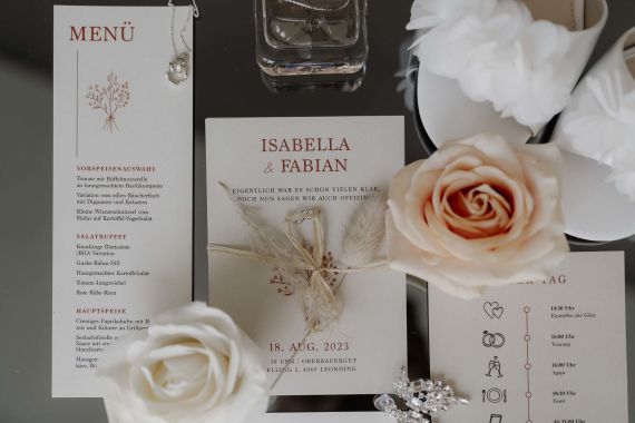 Wunderschoene, moderne Hochzeit am Oberbauergut