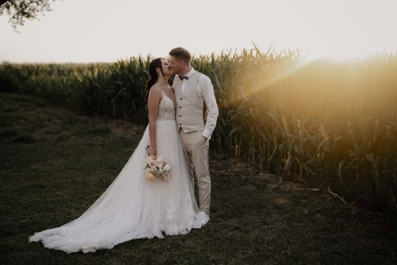 Wunderschoene, moderne Hochzeit am Oberbauergut