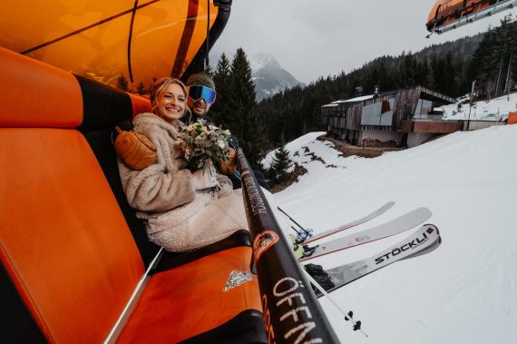Skihochzeit in den Bergen bei der Deantnerin