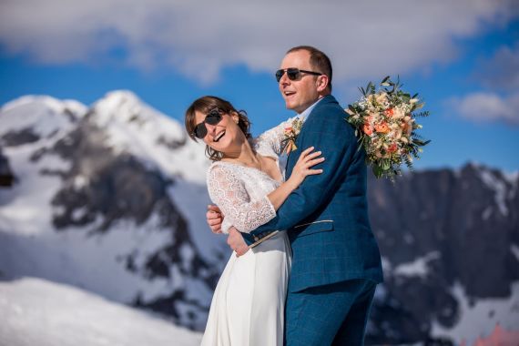 Magische Winterhochzeit am Berg: Genuss, Musik & Liebe