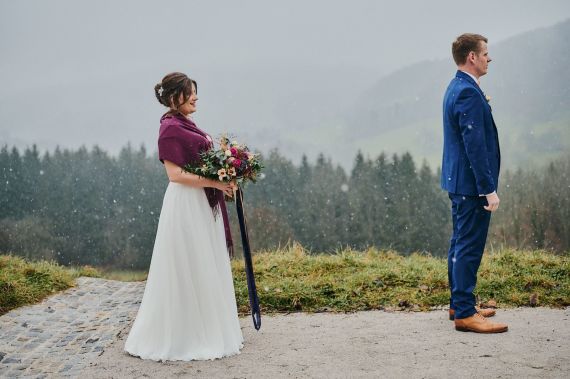 Winterhochzeit mit First-Look-Shooting bei Schneefall