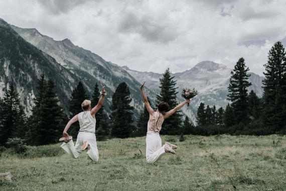 Zwei Bräute sagen Ja – Gleichgeschlechtliche Almhochzeit auf der Grawandhütte in Zillertal