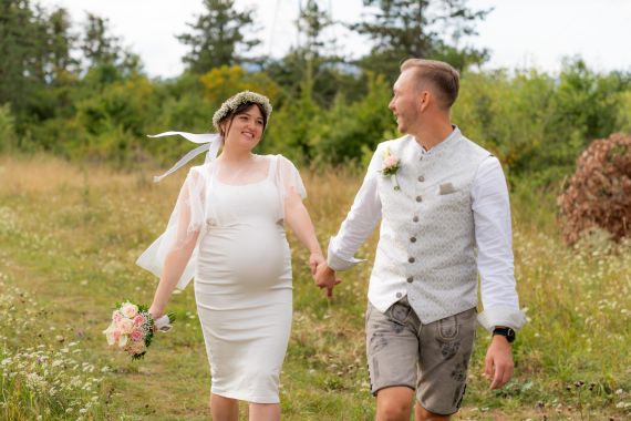 Eine Babyparty wird zur Überraschungshochzeit & eine Gottesanbeterin ist der Überraschungsgast beim Paarshooting