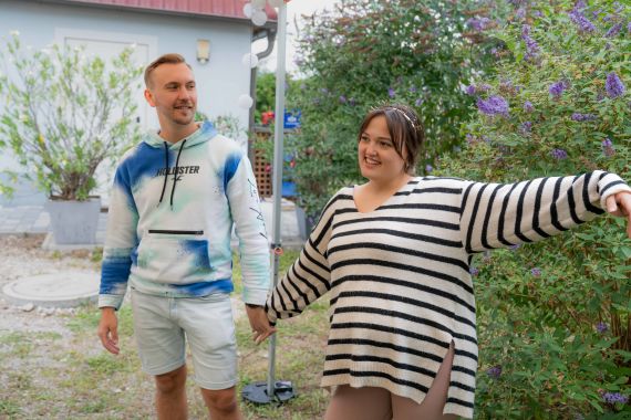 Eine Babyparty wird zur Überraschungshochzeit & eine Gottesanbeterin ist der Überraschungsgast beim Paarshooting