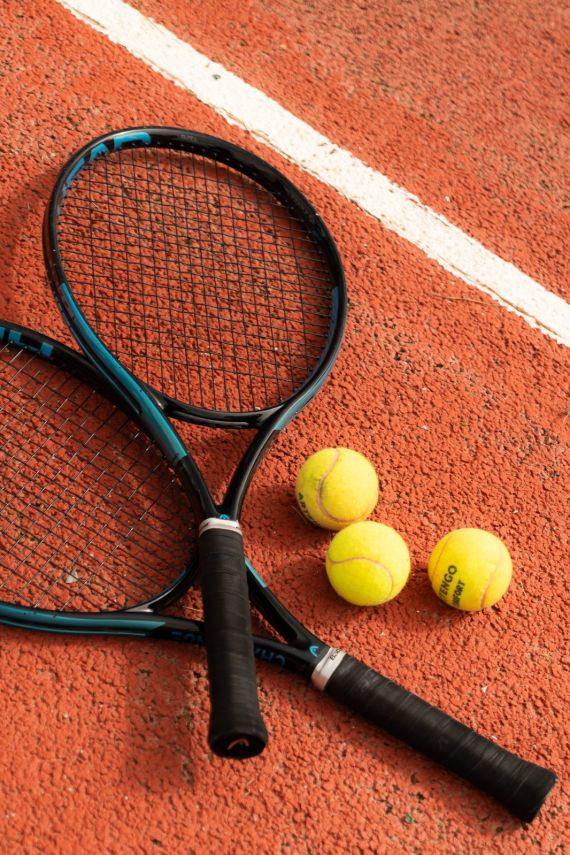 Elopement Hochzeit auf Mallorca – Modernes Paarshooting am Tennisplatz