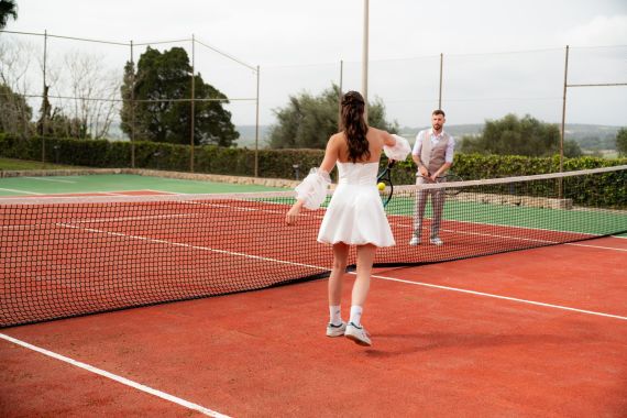 Elopement Hochzeit auf Mallorca – Modernes Paarshooting am Tennisplatz