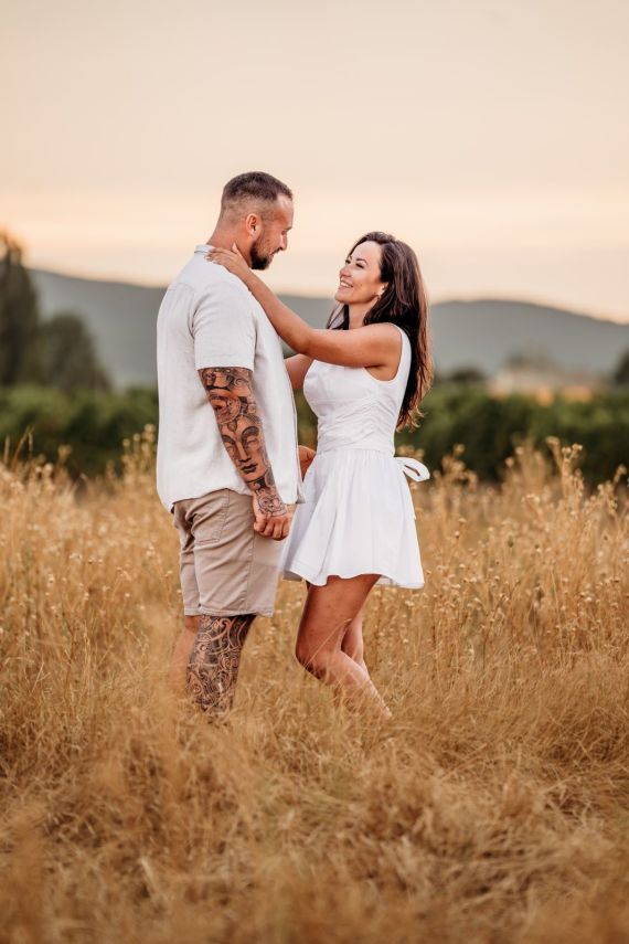 Verlobt im Sommerglück – Liebe im goldenen Abendlicht