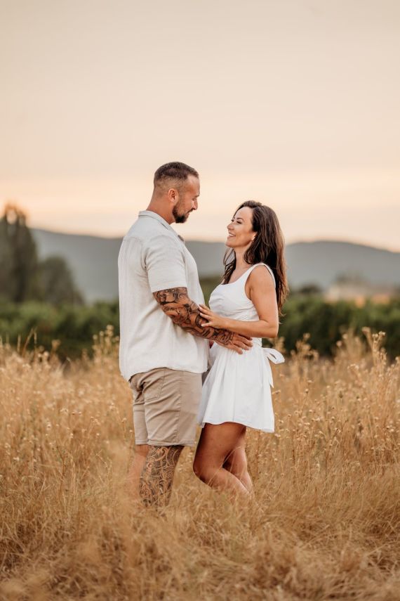 Verlobt im Sommerglück – Liebe im goldenen Abendlicht