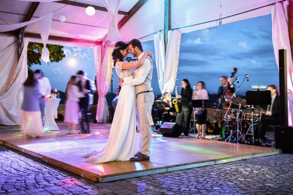 Internationale Hochzeit auf Burg Kreuzen mit Tanz im Mondschein