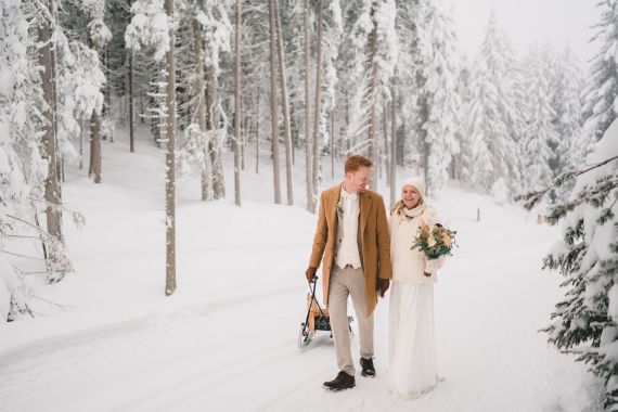 🛷❄️ Hochzeit mal anders – Mit Schlitten und Schnee ins Eheglück! 💍✨