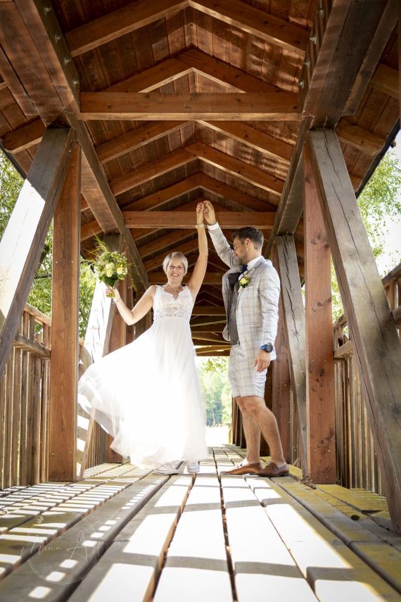 Ausgelassene Stimmung bei der Flußhochzeit