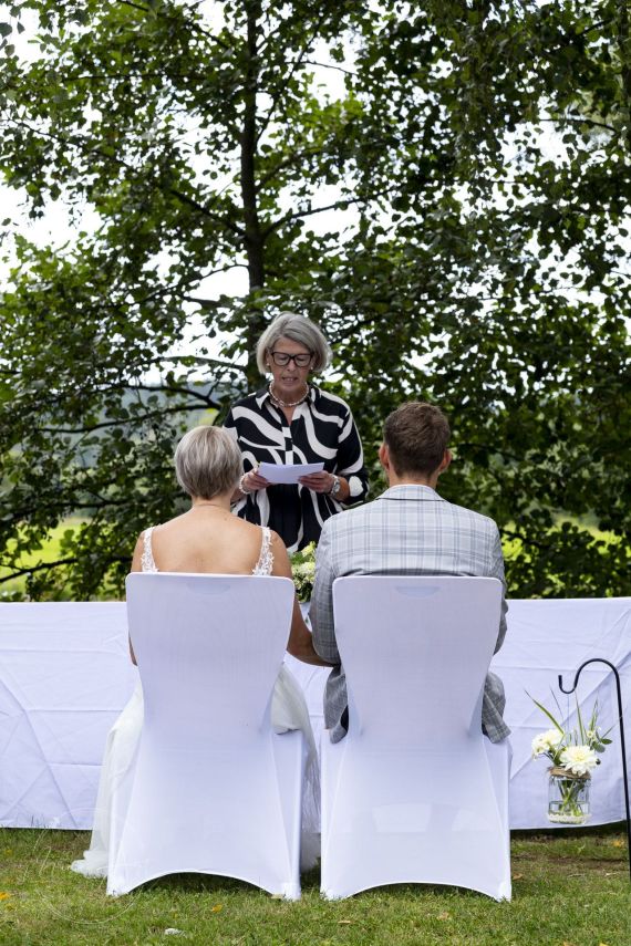 Ausgelassene Stimmung bei der Flußhochzeit