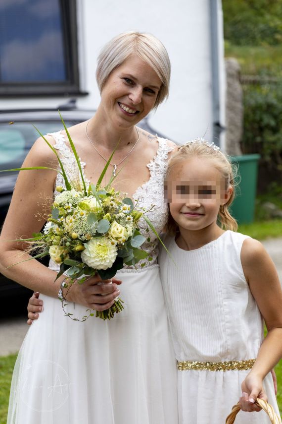 Ausgelassene Stimmung bei der Flußhochzeit
