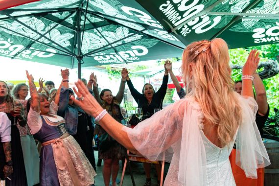 Familiäre Sommerhochzeit beim Heurigen Reblaus in Leopoldsdorf bei Wien