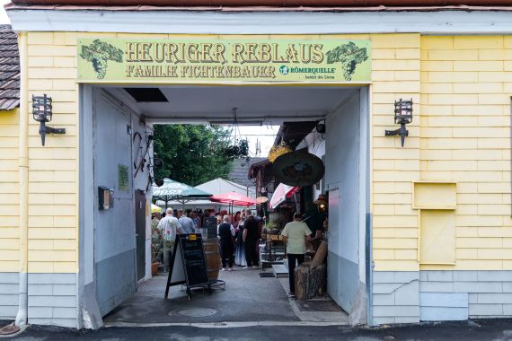 Familiäre Sommerhochzeit beim Heurigen Reblaus in Leopoldsdorf bei Wien