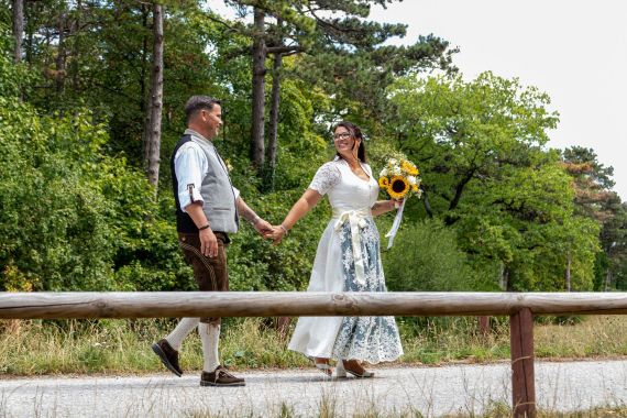 Standesamtliche Trauung in Lederhosen und Dirndl über Baden bei Wien