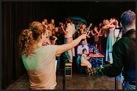 Brautstehlen mit Livemusik und Batman im Weinwerk Christian