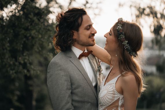 Editorial Wedding Vibes in einer authentischen Spätsommerhochzeit