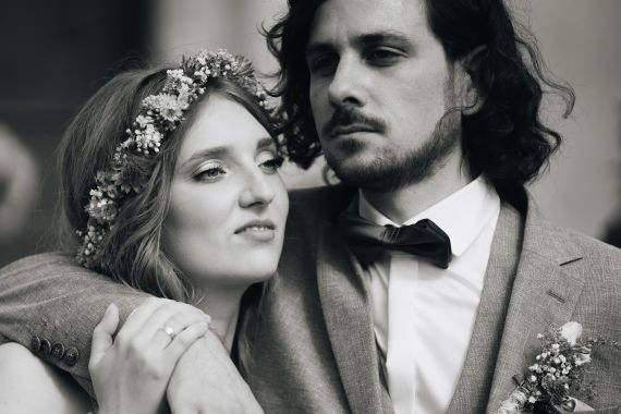 Editorial Wedding Vibes in einer authentischen Spätsommerhochzeit