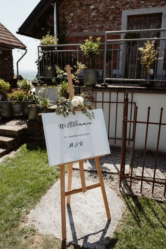 Sommerliche Gartenhochzeit im Garten der Geheimnisse