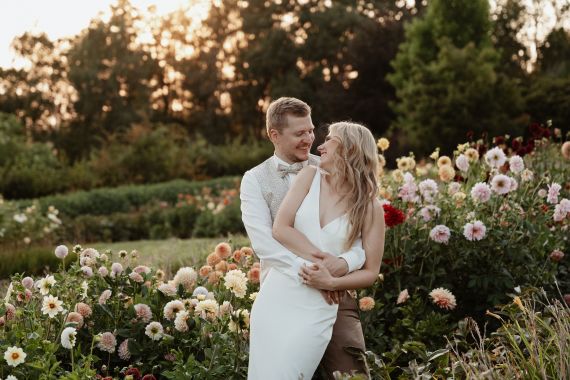 Sommerliche Gartenhochzeit im Garten der Geheimnisse
