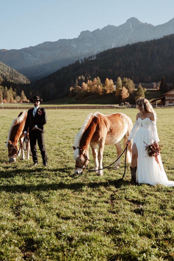 Western Hochzeit auf einem Pferdehof mit Haflingern in den Dolomiten, Italien