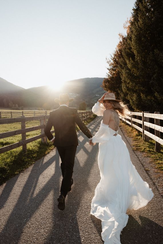 Western Hochzeit auf einem Pferdehof mit Haflingern in den Dolomiten, Italien