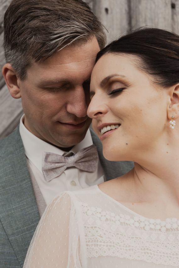 Warme Terracotta-Hochzeit im Gut Atschreith – Inspiration für deine natürliche, romantische Feier mit Herz