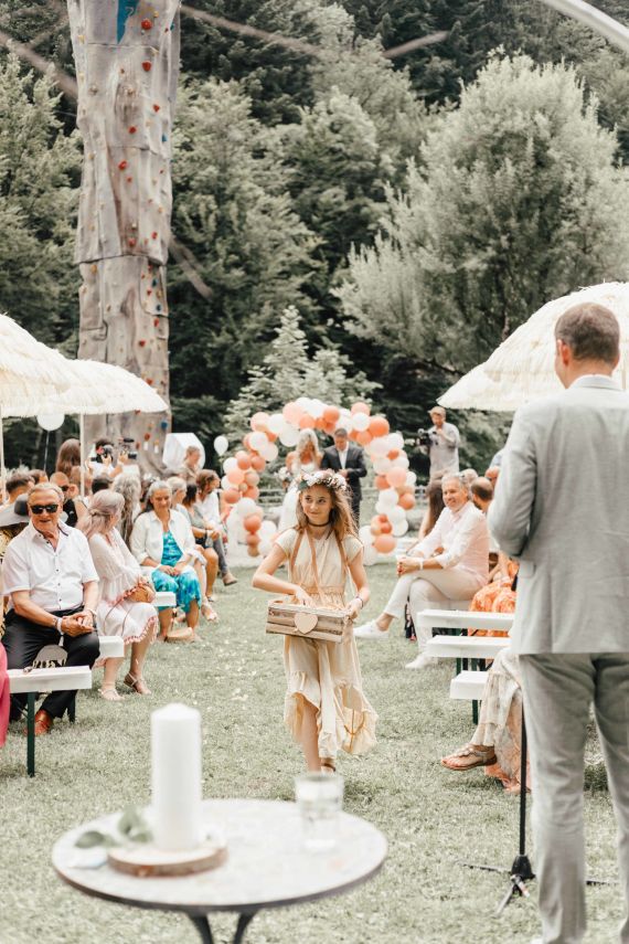 Wildromantische Hochzeitsfeier mit Festival-Feeling