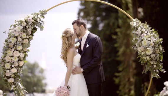 Die traumhafte Märchenhochzeit von Nicola & Bernhard im Salzkammergut am Schloss Traunsee im Freien mit Schiffsfahrt und Feuerwerk.