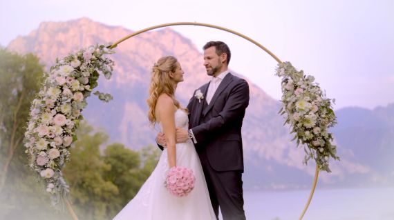 Die traumhafte Märchenhochzeit von Nicola & Bernhard im Salzkammergut am Schloss Traunsee im Freien mit Schiffsfahrt und Feuerwerk.
