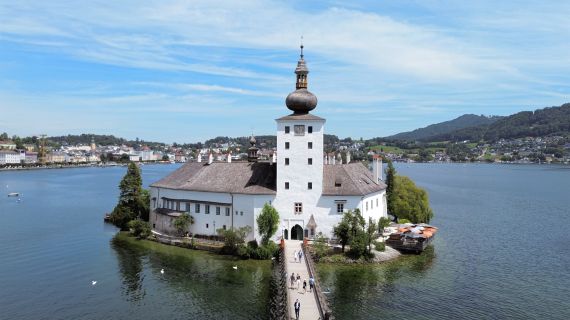 Die traumhafte Märchenhochzeit von Nicola & Bernhard im Salzkammergut am Schloss Traunsee im Freien mit Schiffsfahrt und Feuerwerk.