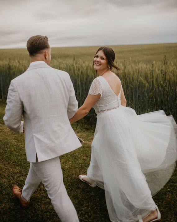 Zeitloses Brautstyling für eine romantische Sommerhochzeit in Oberösterreich